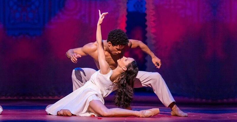 Pareja de bailarines de ballet realizando una coreografía.