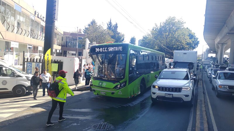 Autobús verde y tráfico en la ciudad