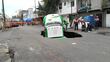 Socavón se traga camión refresquero en Iztapalapa 