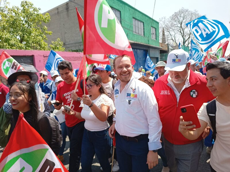 El candidato del PAN, Marko Cortés, saluda a sus simpatizantes durante una manifestación en la Ciudad de México.