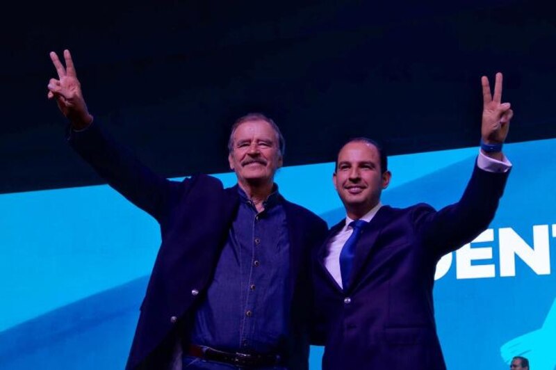 El presidente electo de Chile, Gabriel Boric, celebra su victoria junto a su compañero de fórmula, Giorgio Jackson.