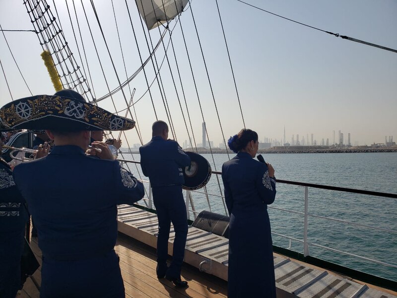 Mariachis en un barco