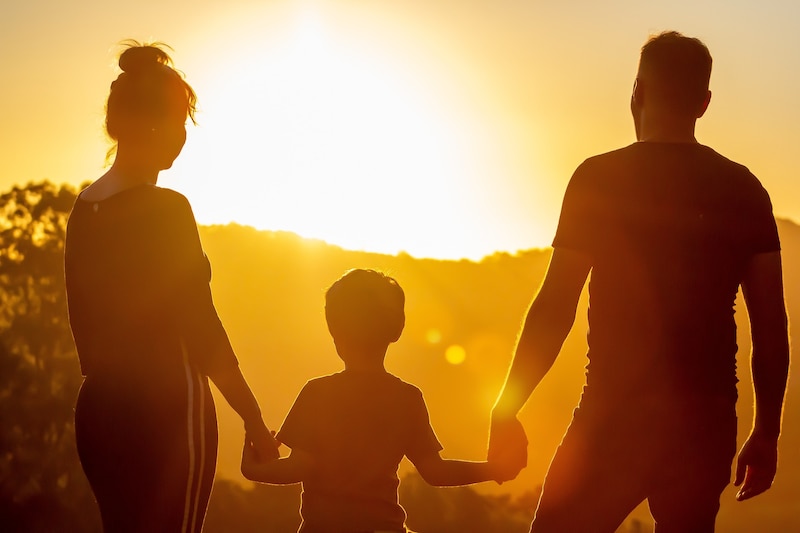 Familia disfrutando de la puesta de sol