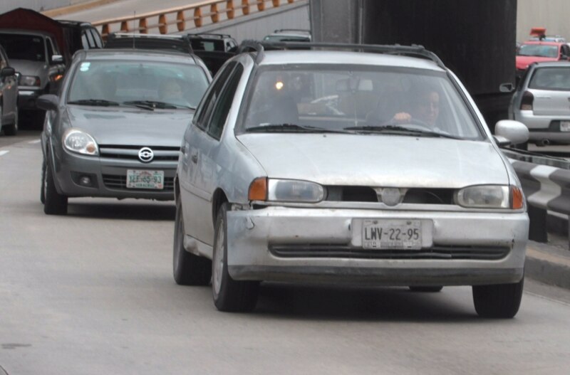 Un coche gris plateado se encuentra en un túnel.