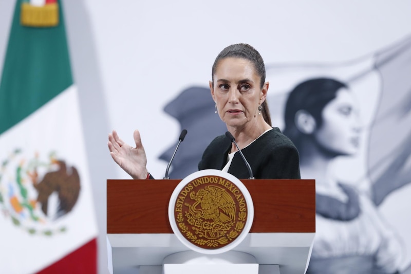 La presidenta de México, Claudia Sheinbaum, habla durante una rueda de prensa este jueves, en Palacio Nacional en Ciudad de México Sheinbaum, celebró el aplazamiento de un mes en los aranceles del 25 % anunciados por EU.