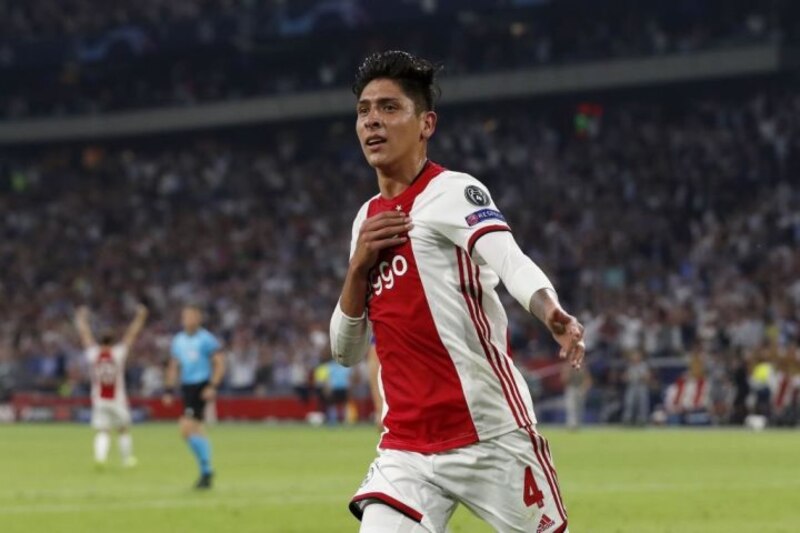 El jugador mexicano Edson Álvarez celebra un gol con el Ajax.