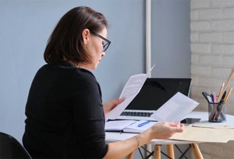 Mujer leyendo un documento