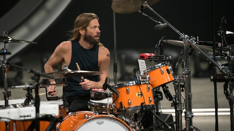 Baterista tocando la batería