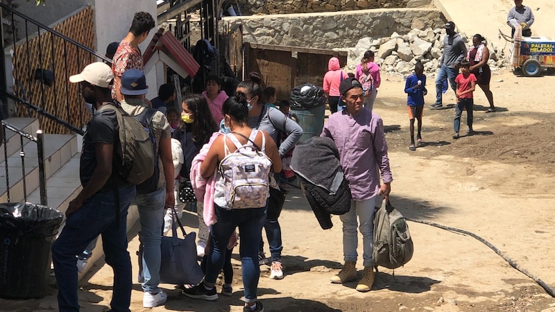 Familias migrantes esperan en la frontera