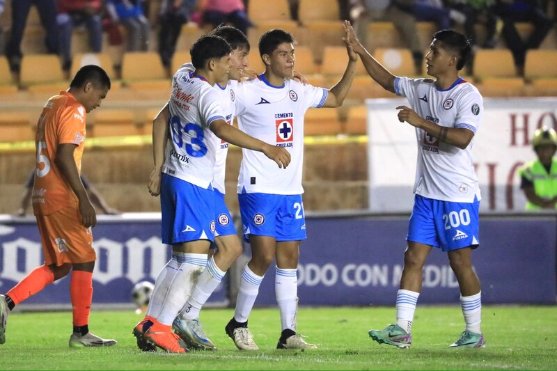 Jugadores de Cruz Azul celebran un gol