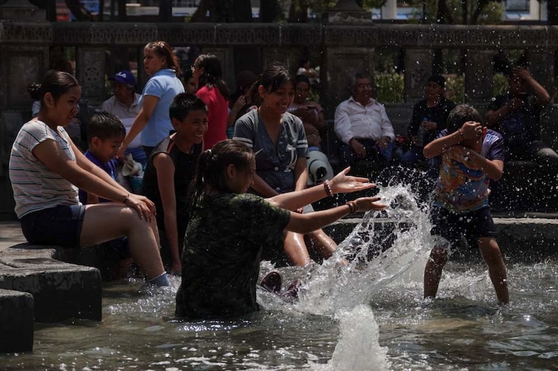 Niños jugando en una fuente