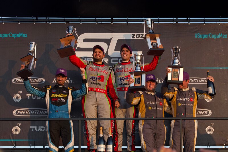 Title: Los pilotos de la Súper Copa celebran en el podio
