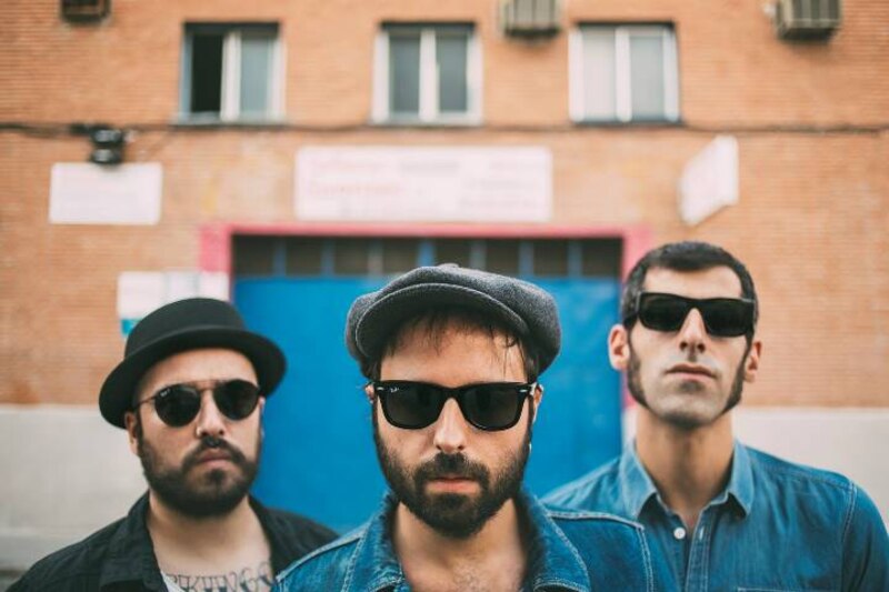 Tres hombres con gafas de sol