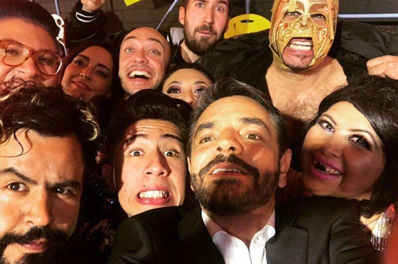 Yordi Rosado y su grupo de amigos