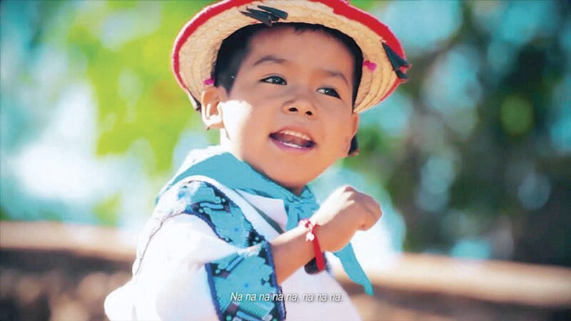 Niño indígena ecuatoriano con traje tradicional