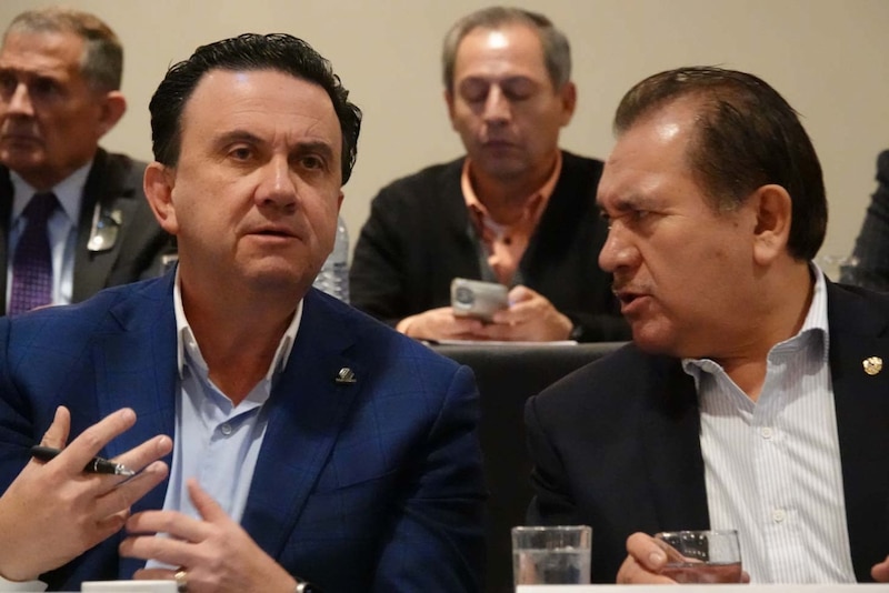 Juan José Sierra Álvarez, presidente Nacional de la COPARMEX, y Rodolfo Gerardo González González, secretario General de la CROM, conversaron durante la conferencia de prensa de organizaciones de trabajadores y empresas para posicionarse ante la nueva Reforma al INFONAVIT realizada en el Hotel Sevilla Palace.