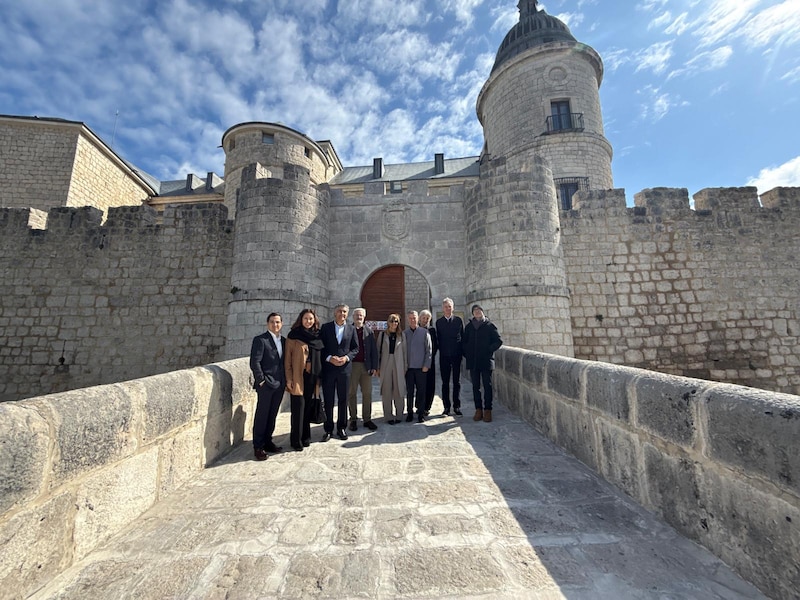 Autoridades de México y Simancas posan frente al Archivo General tras firmar convenio de colaboración turística y cultural.