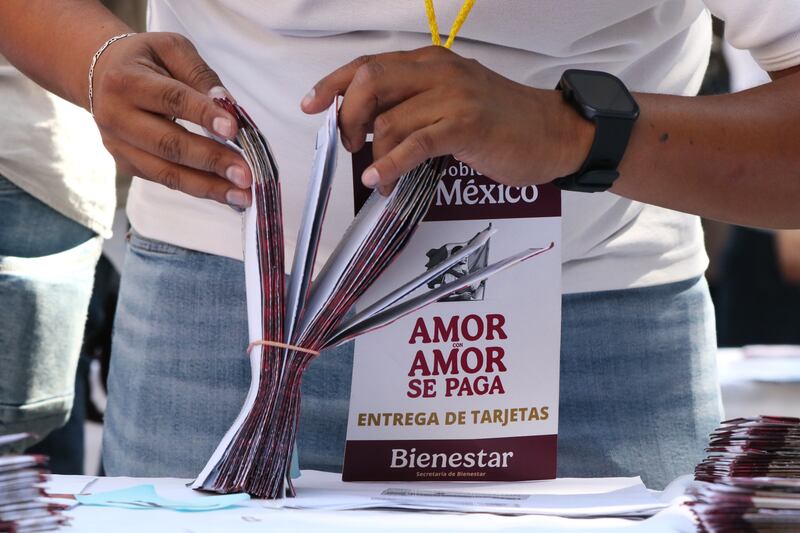 Persona entregando las tarjetas de Bienestar en diferentes partes del país