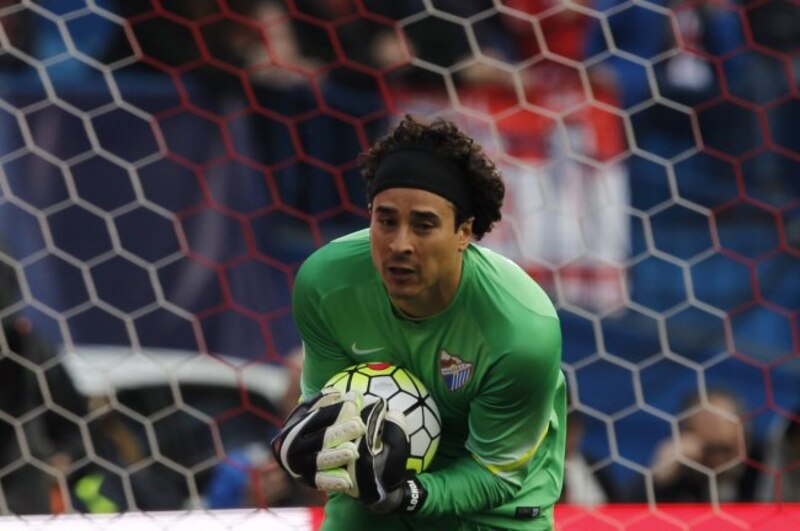 El portero del Sevilla Sergio Rico detiene un balón durante el partido contra el Real Madrid