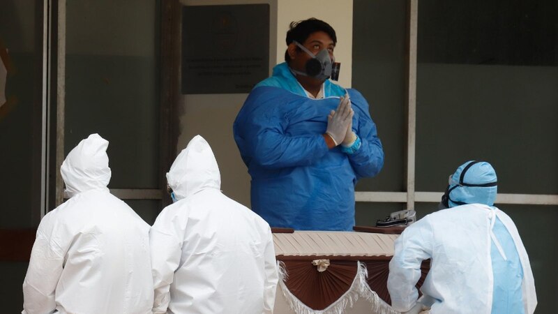 Personal médico rinde homenaje a un compañero fallecido por COVID-19
