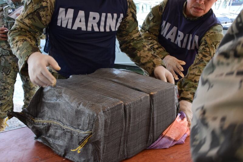 Marina decomisa droga en alta mar