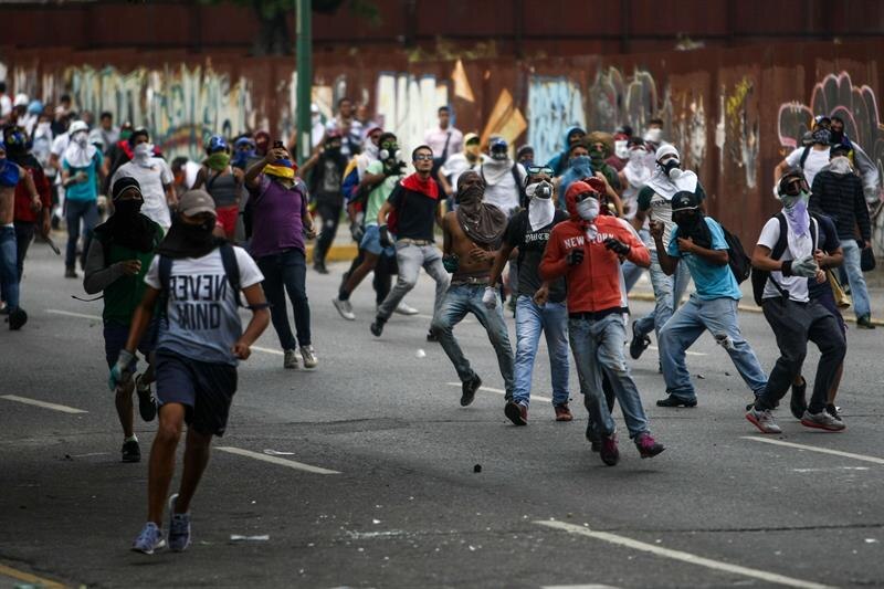 Enfrentamientos entre manifestantes y policías en las calles de Caracas