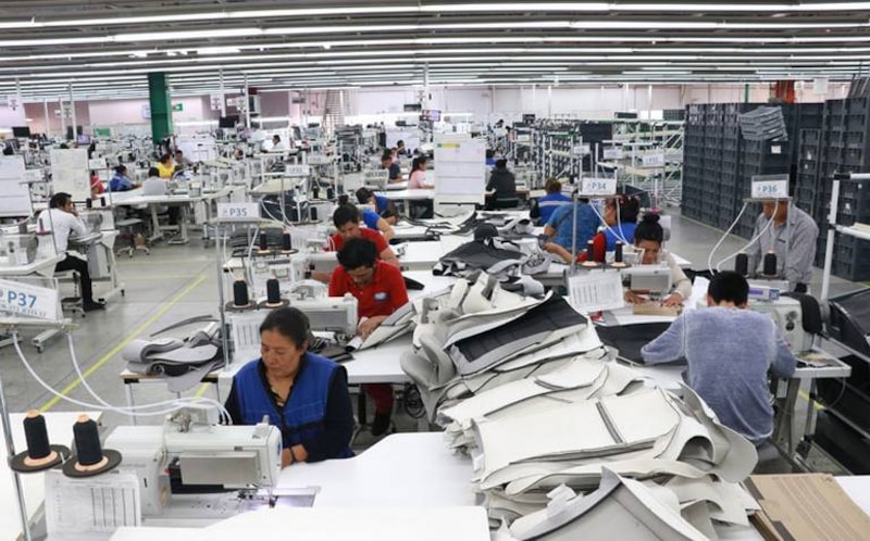 Obreros trabajan en una fábrica de ropa