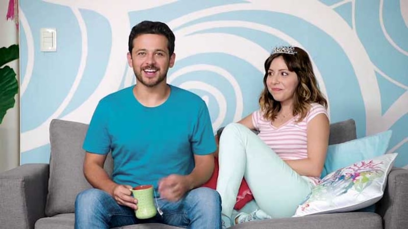 Una pareja sentada en un sofá