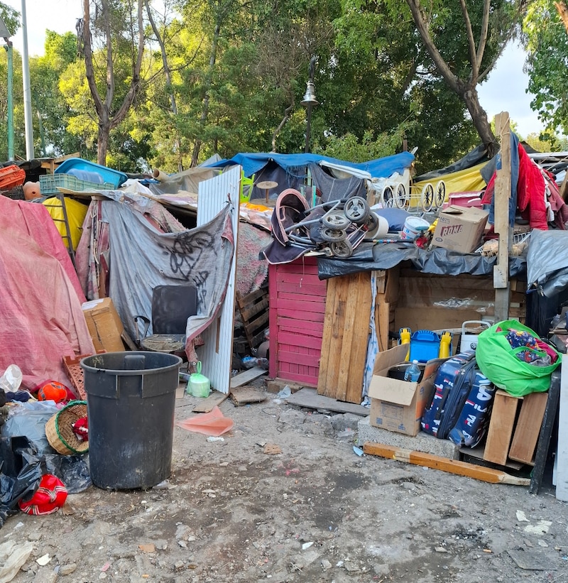 Tiendas de campaña instaladas entre condiciones insalubres en la Plaza de la Soledad en CDMX.