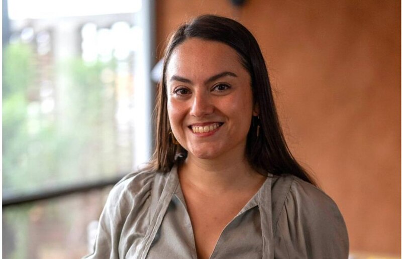 La chef Natalia Delgado, del restaurante El Rincón de la Abuela, muestra su sonrisa en una foto de primer plano