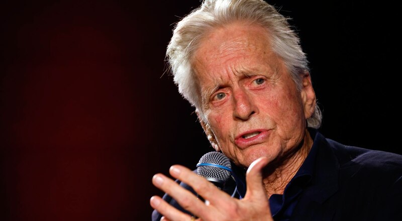 El actor Michael Douglas habla en un micrófono