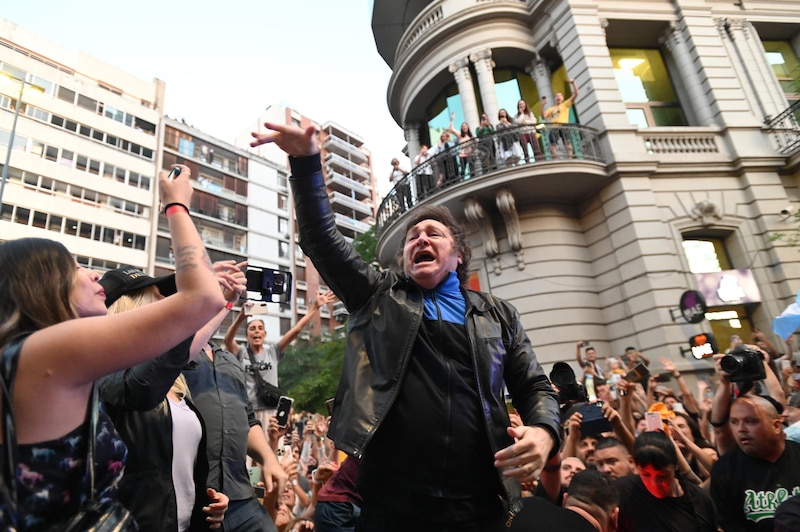 Fito Páez canta en la calle