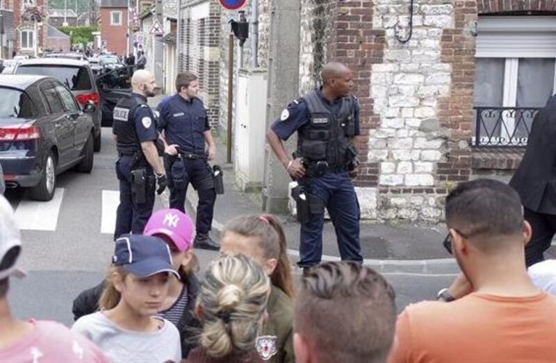 La policía detiene a un hombre en una calle de Francia
