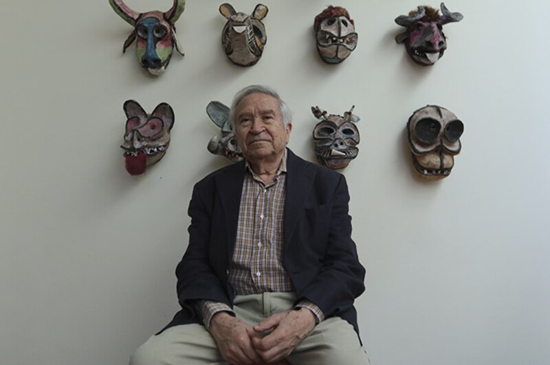 Retrato de un hombre con máscaras