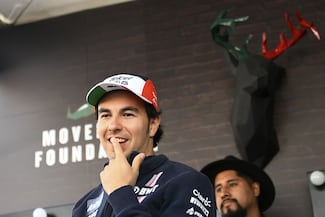 ¿Checo Pérez saldrá de Cadillac? La escudería piensa en otro piloto para abordar uno de sus autos