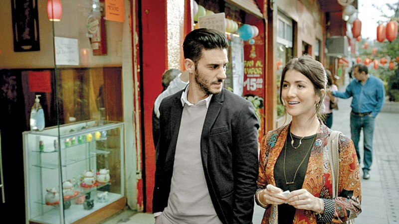 Una pareja camina por la calle.
