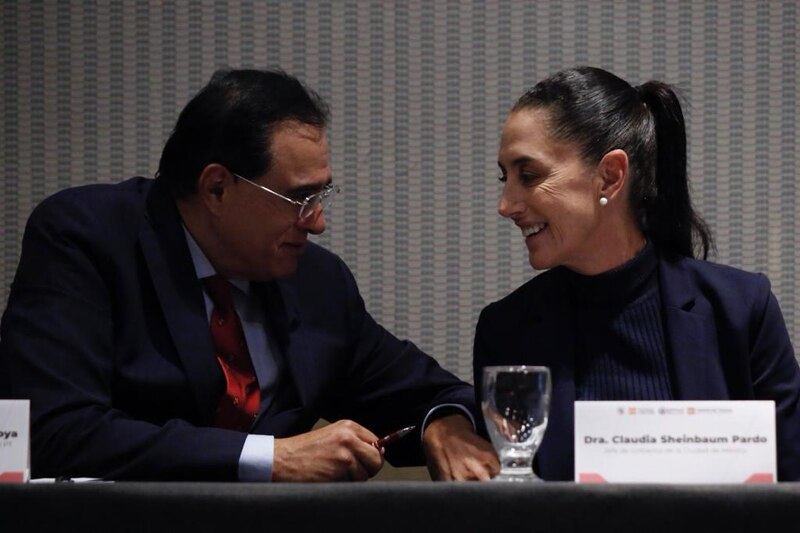 La Dra. Claudia Sheinbaum Pardo, Jefa de Gobierno de la Ciudad de México, saluda a un hombre durante un evento.