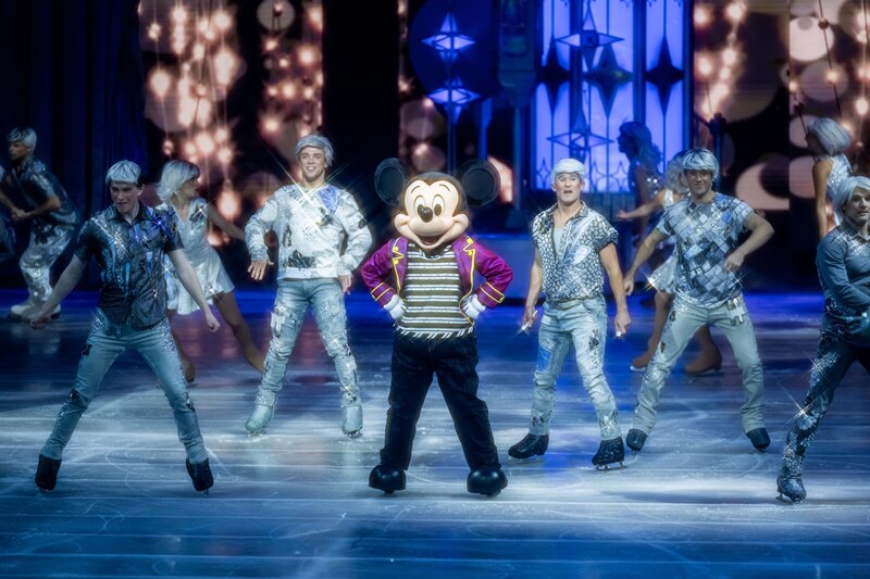 Mickey Mouse patinando sobre hielo con sus amigos