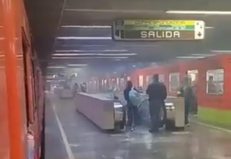 Lluvia en la estación del metro