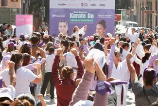 Realizan clase masiva de karate para mujeres en Puebla