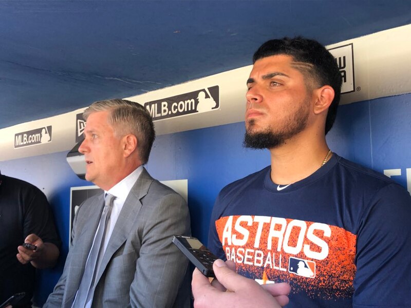 El pelotero venezolano José Altuve es felicitado por su mánager A.J. Hinch tras conectar un jonrón en el Minute Maid Park de Houston.