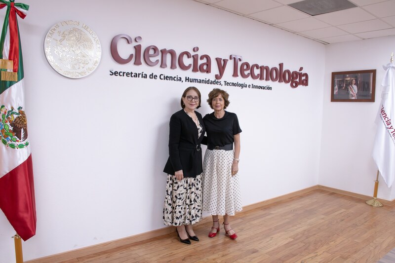 Rosaura Ruiz y Armida Zúñiga durante reunión en la que acordaron colaboración para fortalecer el desarrollo científico y regulatorio en salud pública.