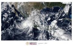 Huracán Simón mantiene categoría 4 frente a Jalisco; alertan por lluvias extraordinarias y oleaje de hasta 10 metros 
