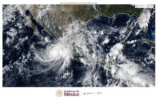 Huracán Simón mantiene categoría 4 frente a Jalisco; alertan por lluvias extraordinarias y oleaje de hasta 10 metros