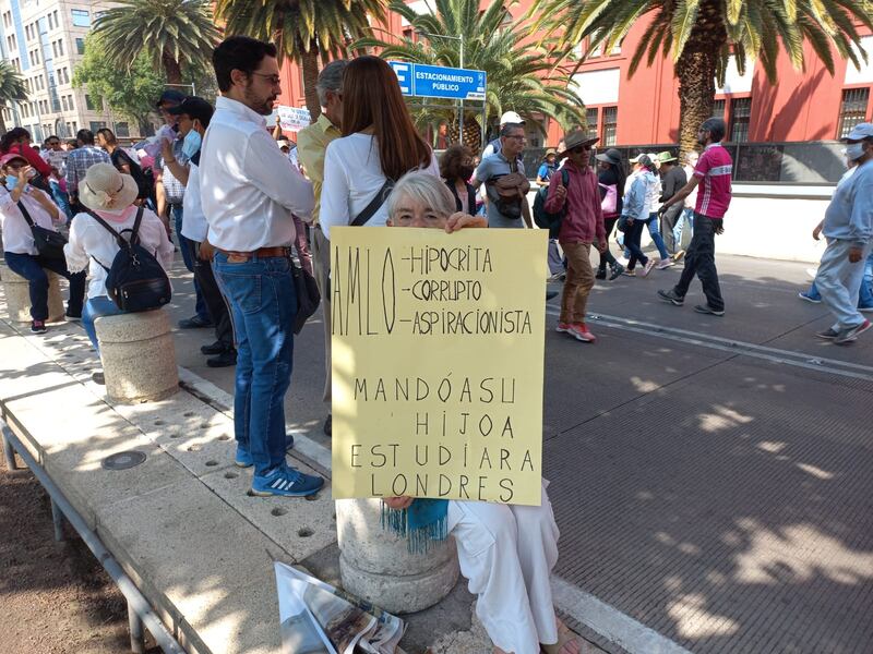 AMLO hipócrita, corrupto y aspiracionista. Manda a su hija a estudiar a Londres