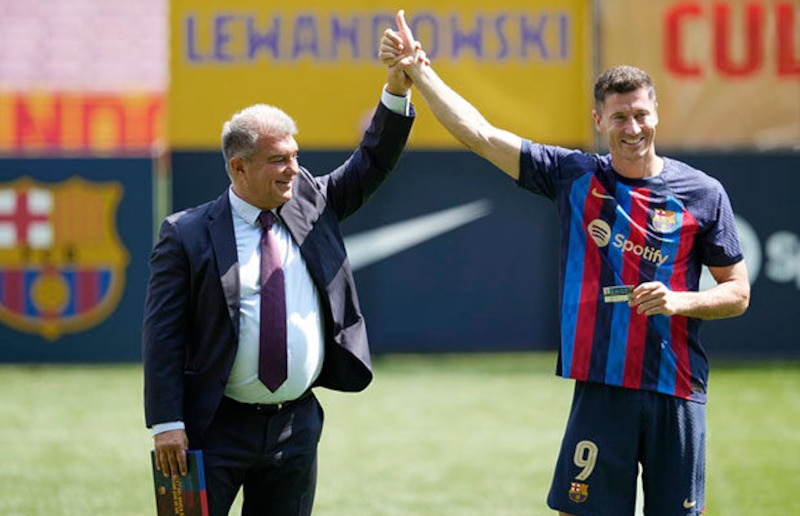 El presidente del Barcelona, Joan Laporta, y el delantero Robert Lewandowski, celebran la victoria del equipo en el Camp Nou.