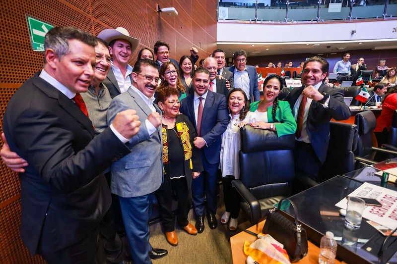 Bancada de Morena, de la Cámara de Senadores; festeja la aprobación de la integración de la Guardia Nacional a la Sedena. Una sesión en la que se aprueba en la madrugada está modificación a la Constitución Política.