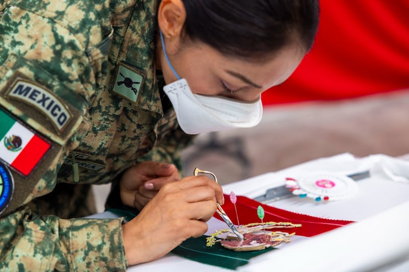 Mujeres militares de la Secretaría de la Defensa Nacional (Sedena), encargadas de confeccionar la Banda Presidencial, que usará la Presidenta Claudia Sheinbaum esta noche