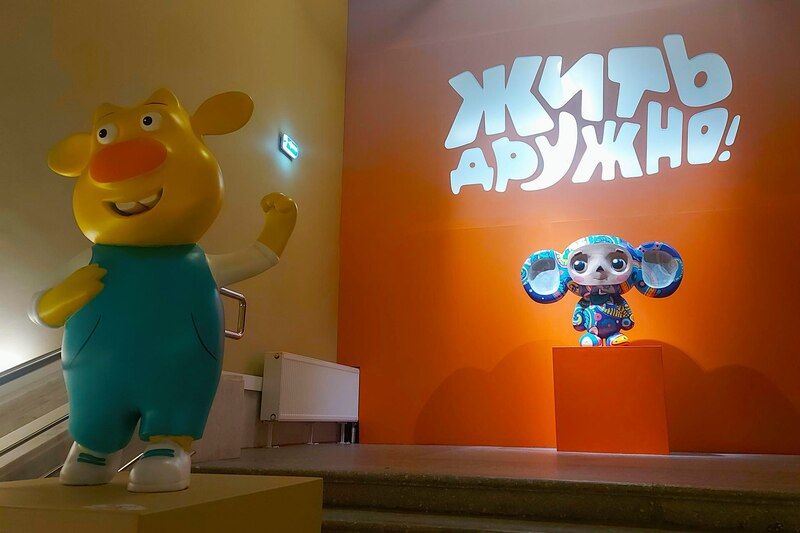 Los personajes de la serie de dibujos animados "Masha y el Oso" en una exposición.