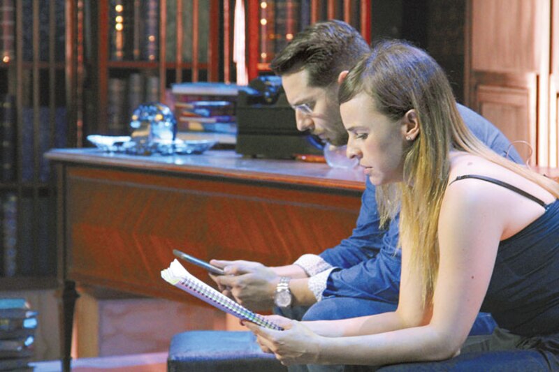 Pareja leyendo un libro juntos